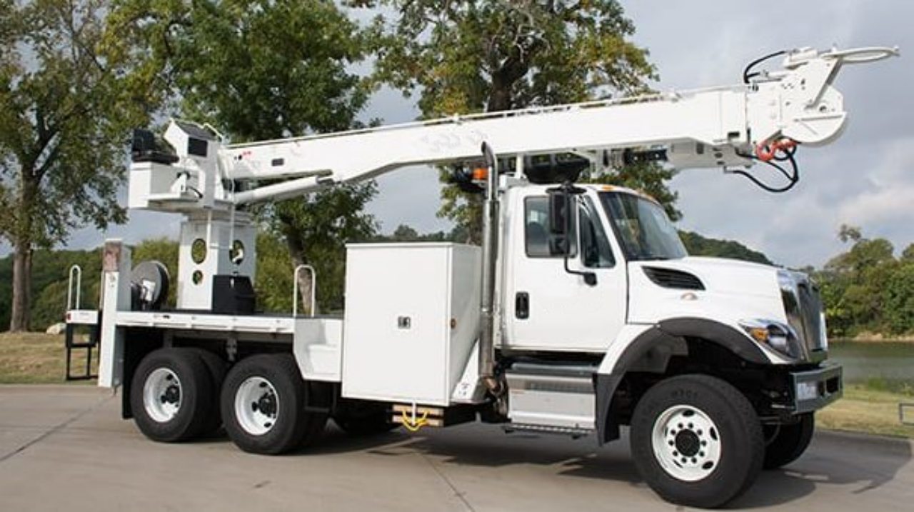 Articulated bucket lift truck (2)