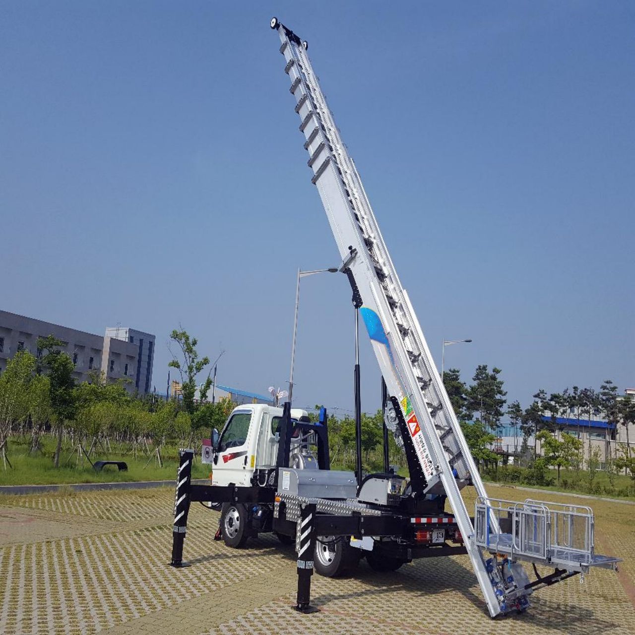 Ladder lift truck (4)