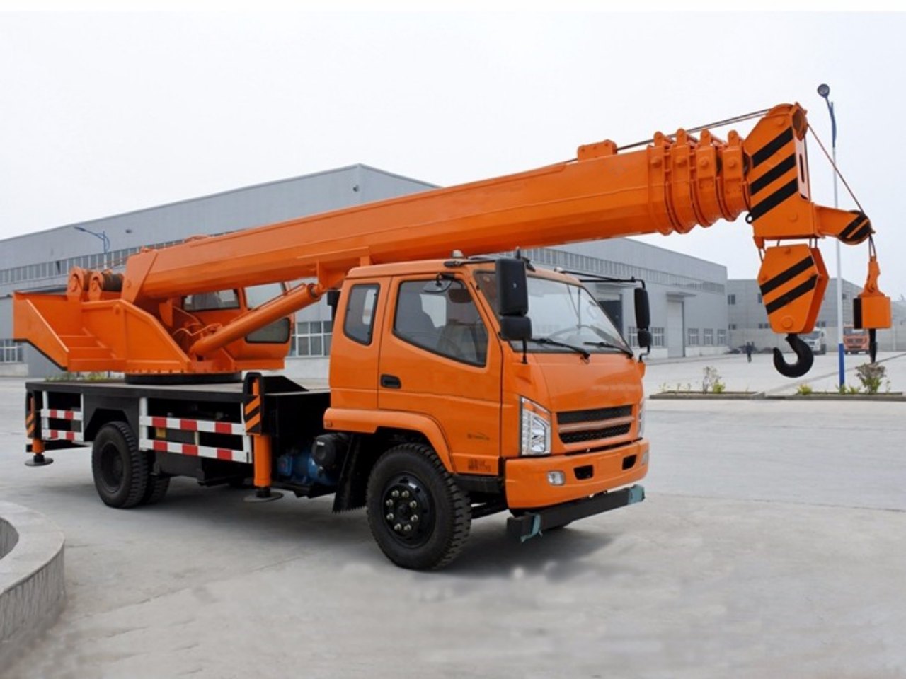 Telescopic Cranes on Truck (4)
