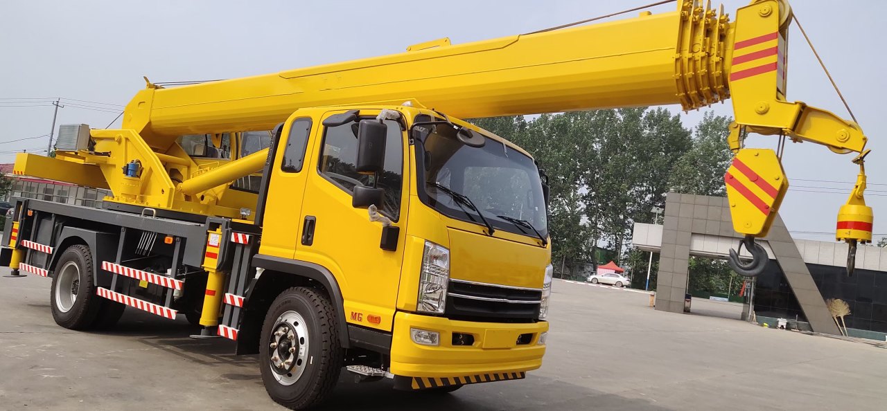 Telescopic Cranes on Truck (7)
