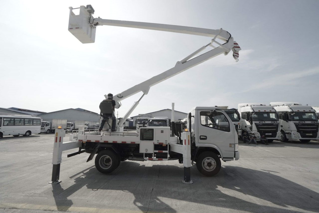 aerial lift truck (2)