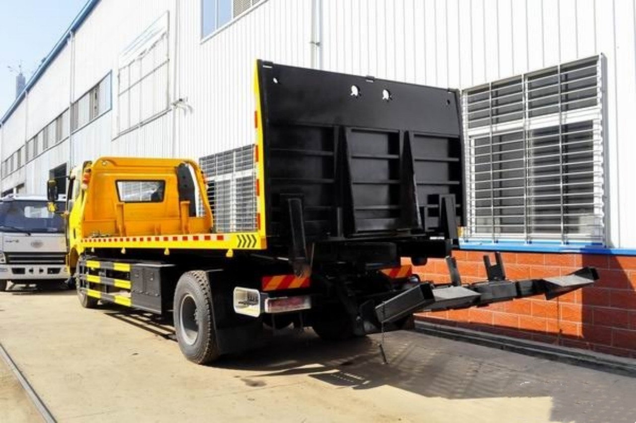 FAW Tow Truck back