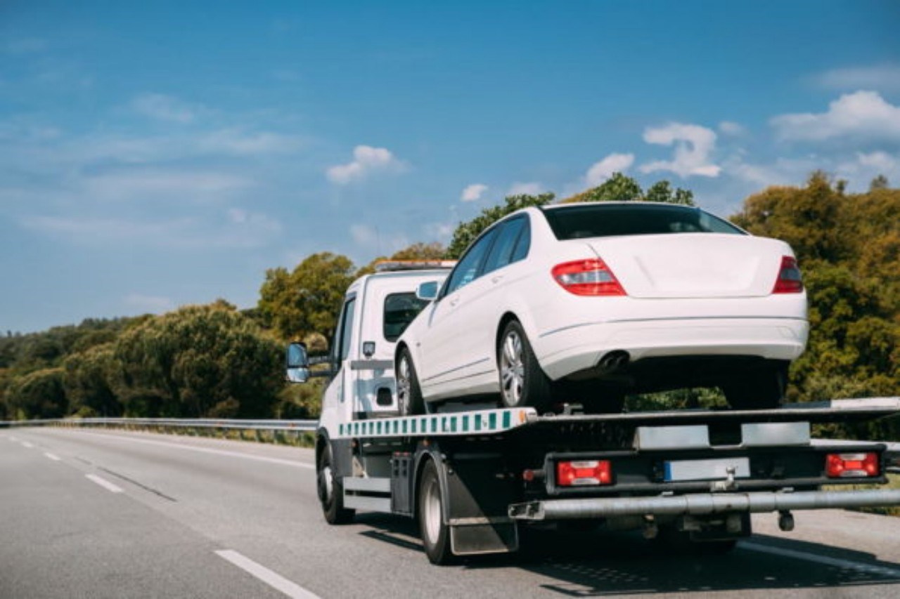 Drop Deck Tow Trucks: Handling Heavy Loads With Precision Tow Crane