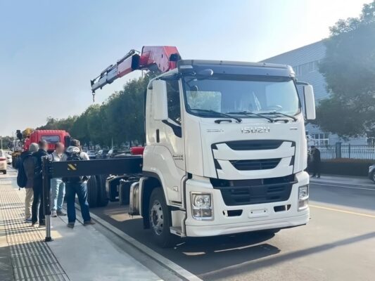 ISUZU GIGA 6 Ton Knuckle Boom Crane (2)
