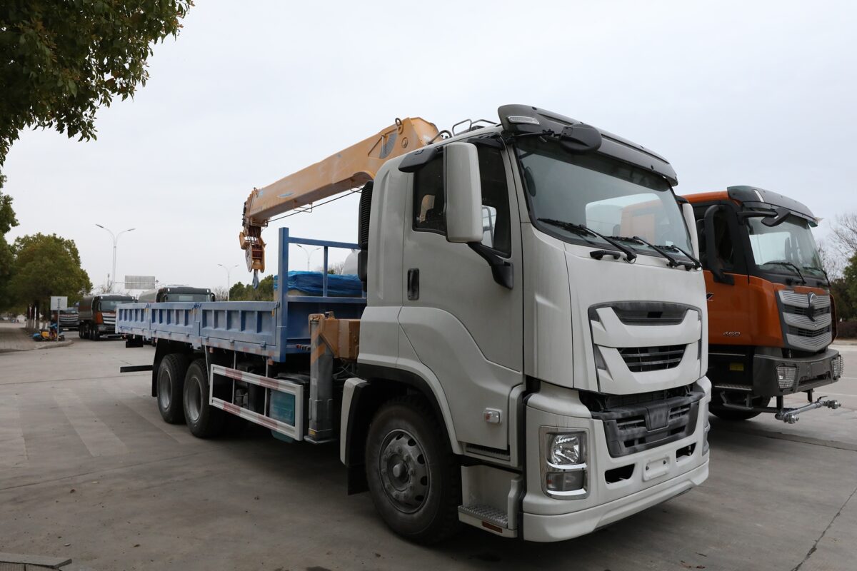 ISUZU GIGA სატვირთო მანქანა 10T XCMG ამწე