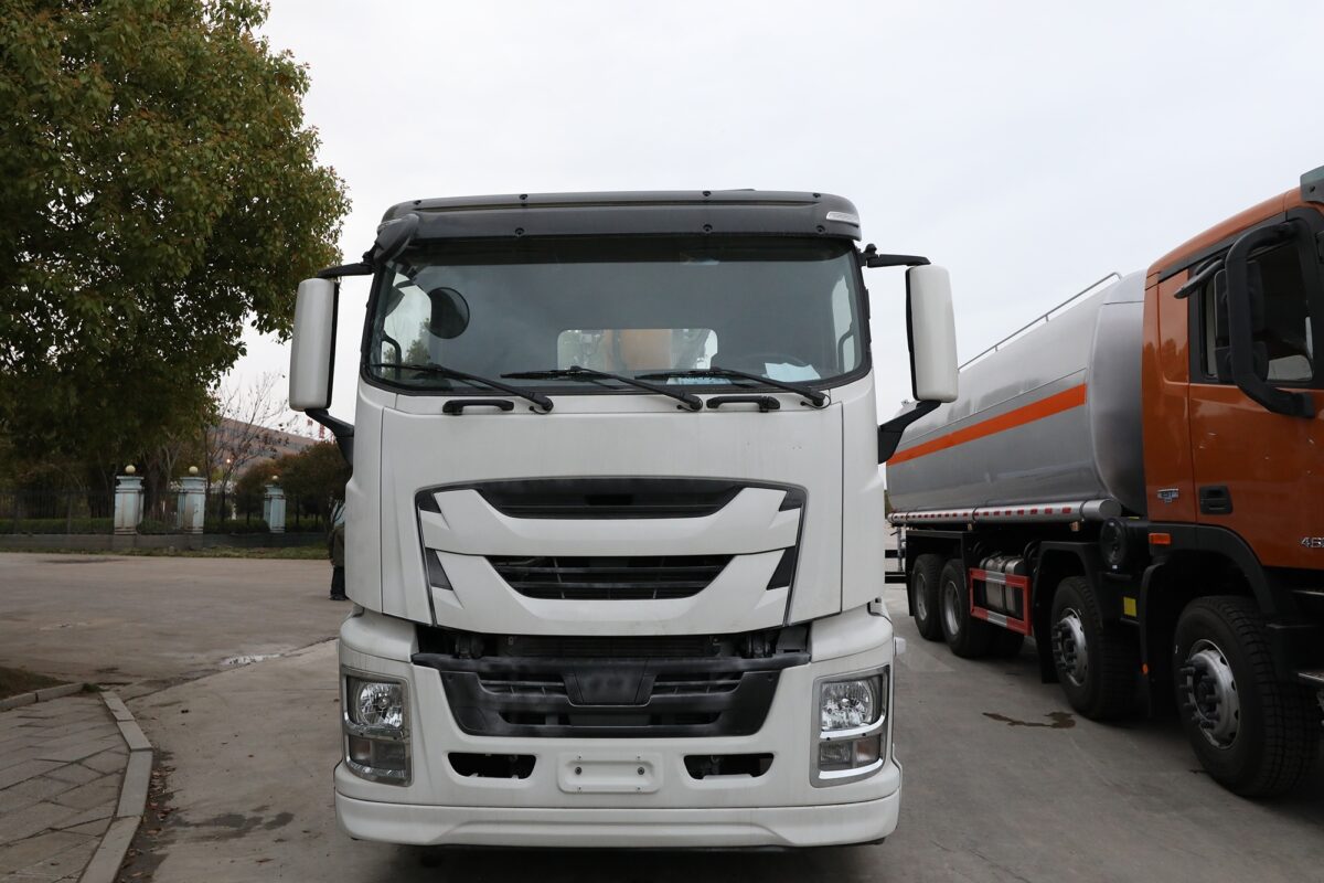 ISUZU GIGA Truck with 10T XCMG Crane