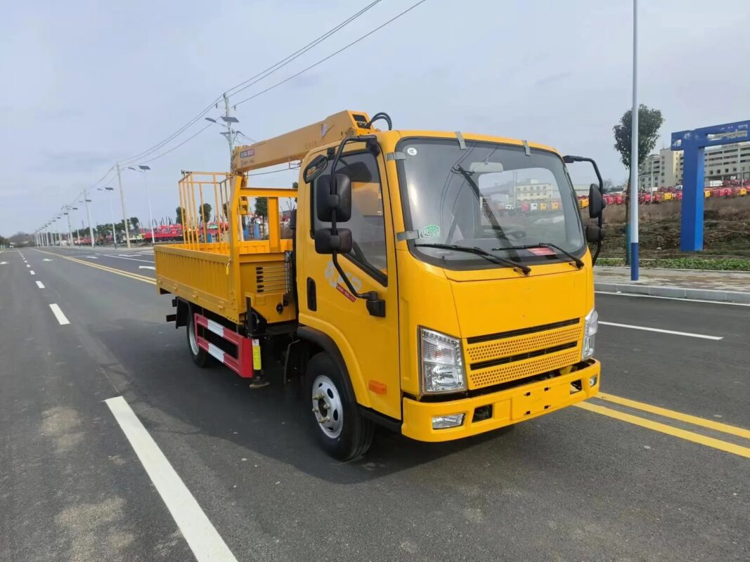 FAW Truck With 3.2T XCMG Crane