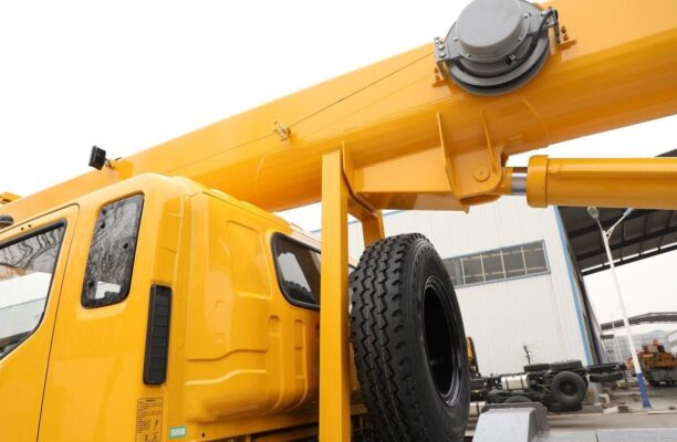 Dajingang ES5 190 horsepower 4X2 24 tons 10-meter truck crane