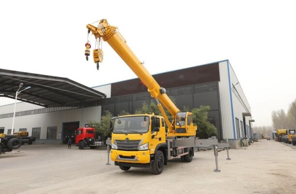 Dajingang ES5 190 horsepower 4X2 24 tons 10-meter truck crane
