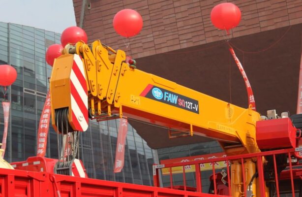 Faw 25 Ton Side Lifter Crane
