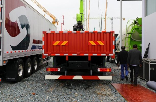 Awọn fọto 4.5 Toonu ikoledanu Telescopic Kireni