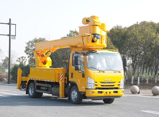 isuzu 17.5 Metros camión de cubo aislado